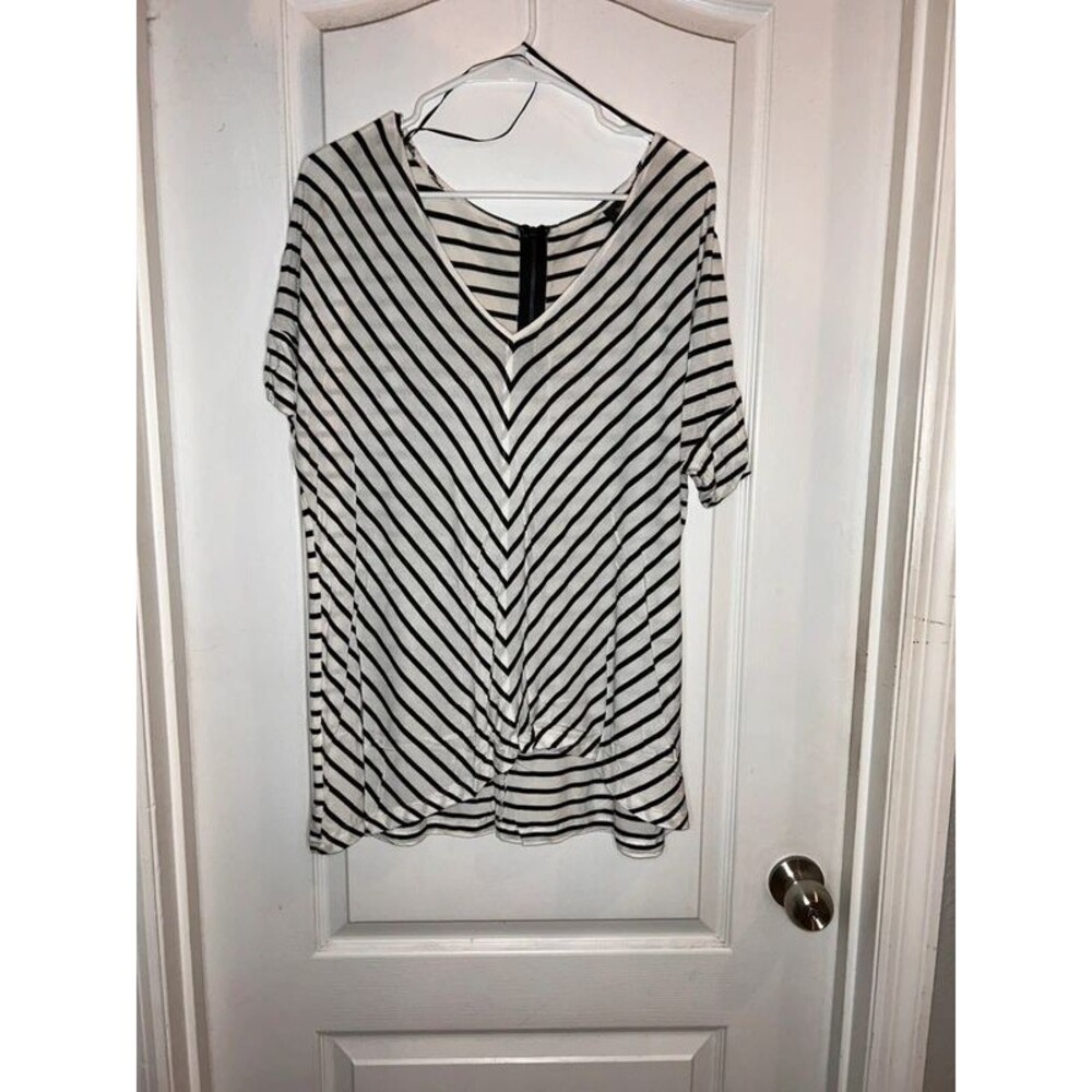 Mossimo Stripped Black and White V-Neck Short Sleeve Zipper On Back Size XL